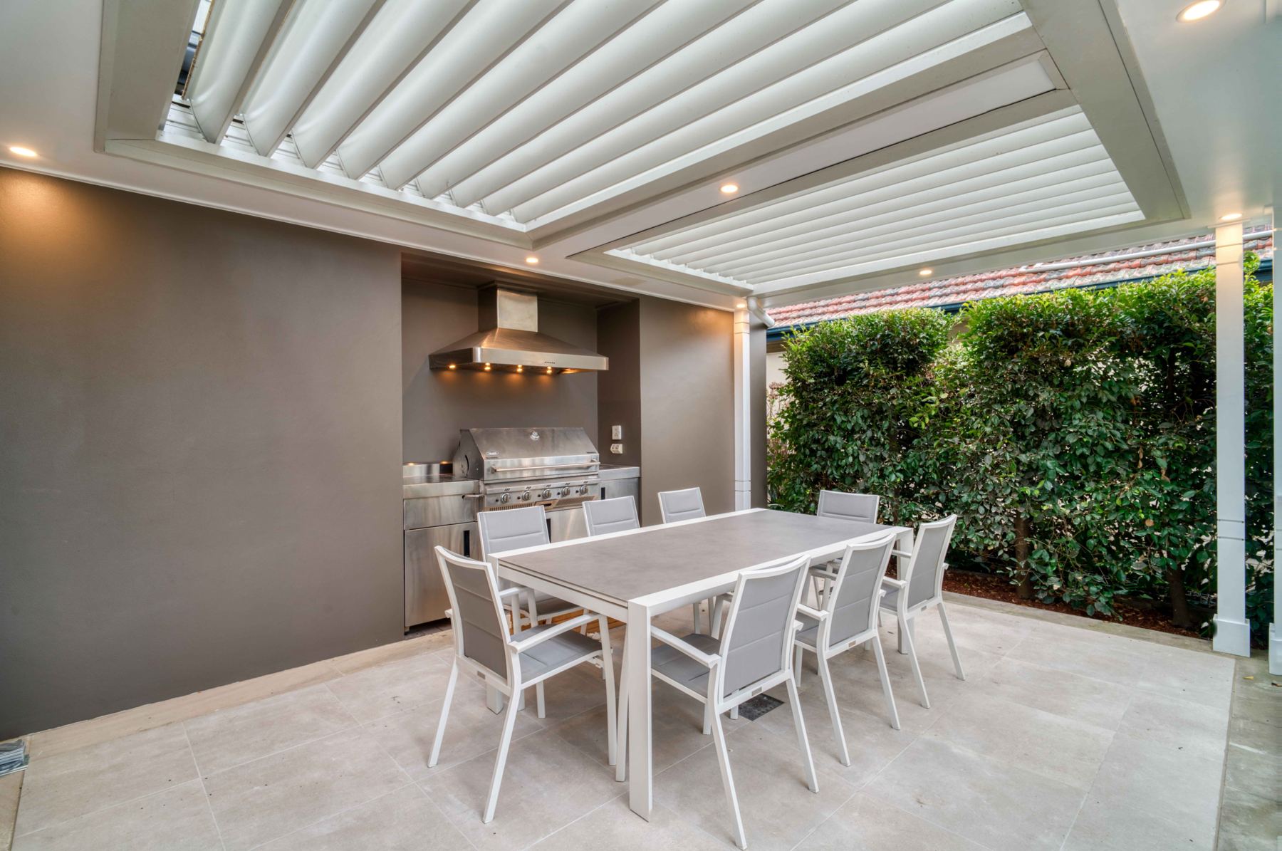Outdoor kitchen under louvre roof